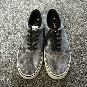 NWOT men’s Toms Alpargata Fenix lace up shoes. Size 9